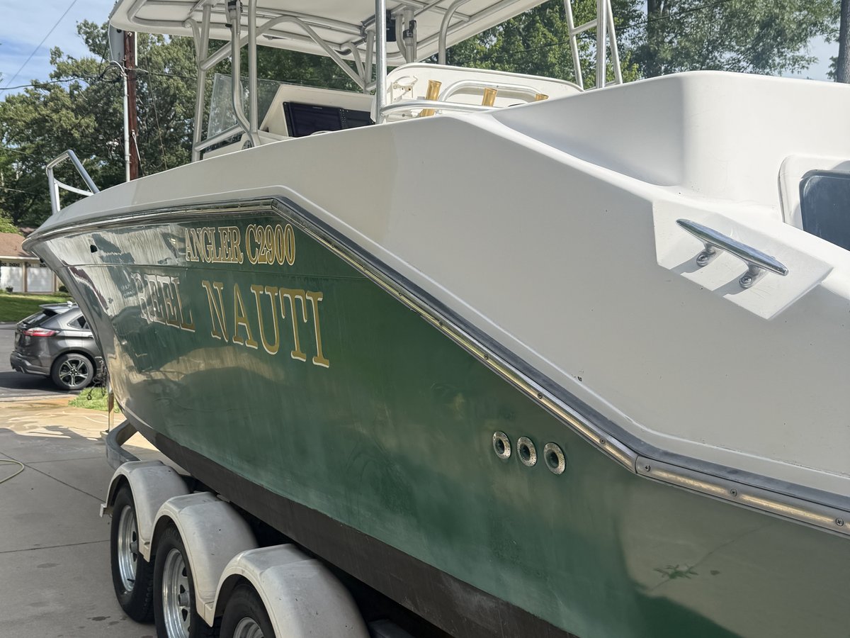 Angler C2900 before, dull green gelcoat hull