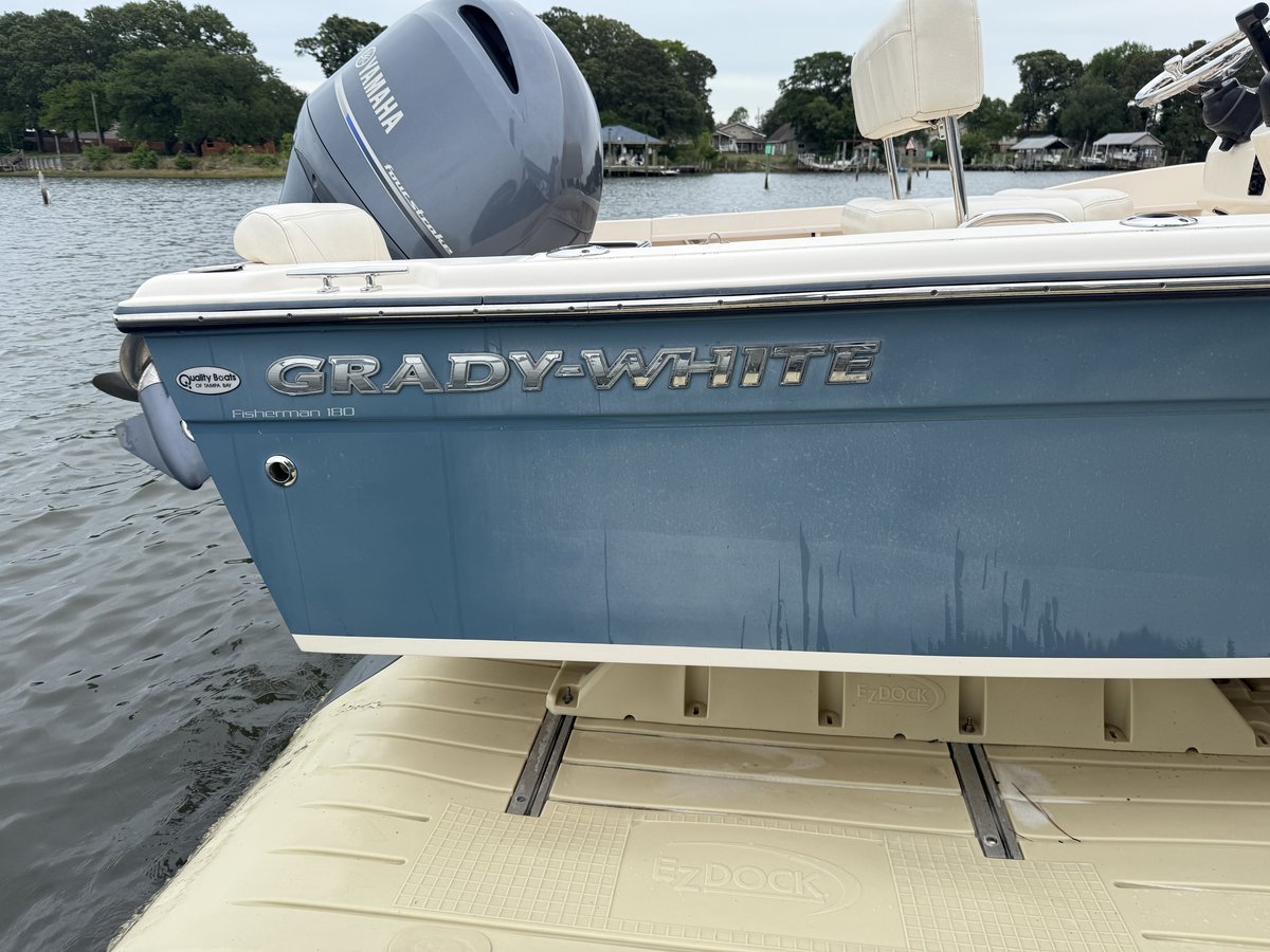 Grady-White Fisherman 180 before, oxidation and water staining